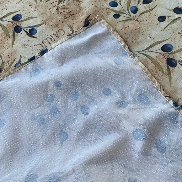Tablecloth Tuscany style  Easy care Polyester  Fabric size 59x82 oblong - Picture 4 of 9